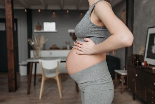 Móda během těhotenství – Jak se správně obléknout, když bříško začíná růst?